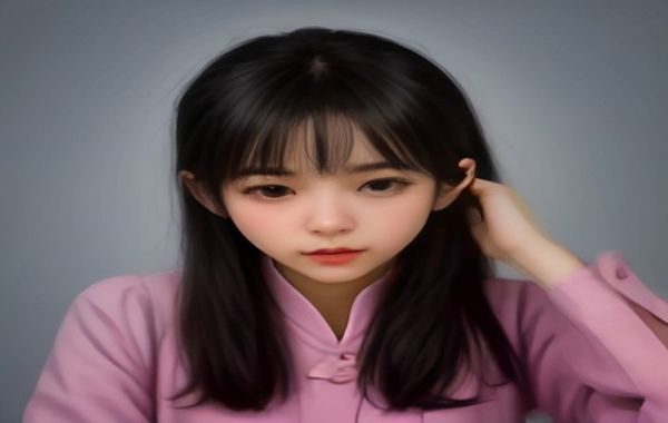周末午后绅士在阳光充足的咖啡馆翻阅设计杂志，桌上摆放着皮革名片夹与精致钢笔，氛围悠闲而精致